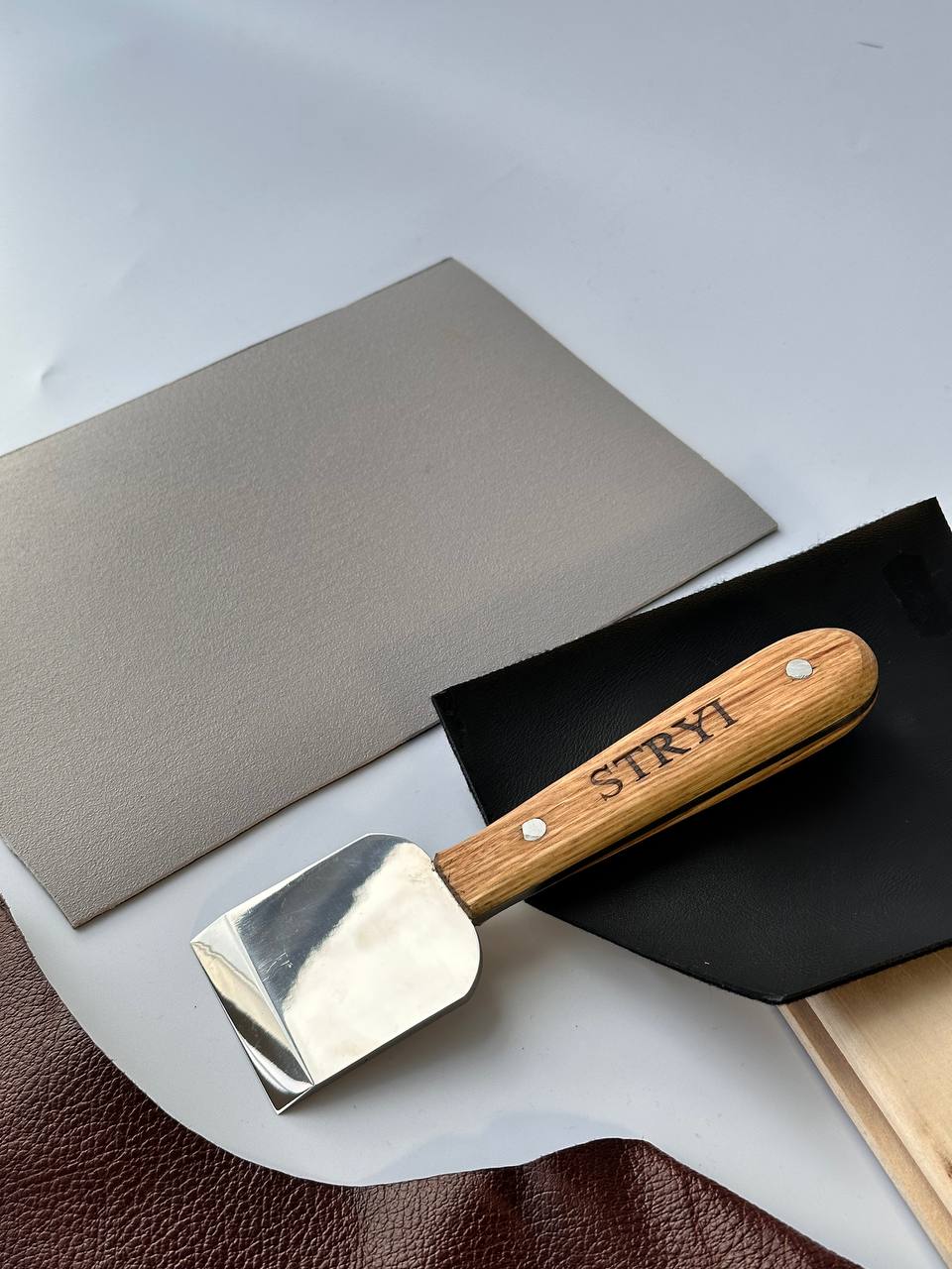 Japanese skiving knife for leather straight-beveled STRYI Profi
